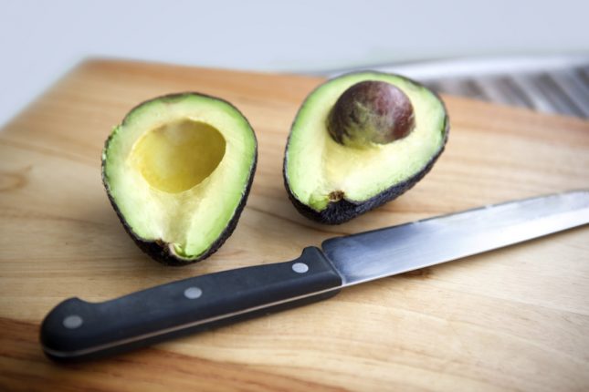 Avocado tagliato in due