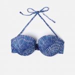 Fantasie marine miste a spicchi geometrici che ricordano l'acqua del mare per questo pezzo di sopra di Oysho