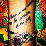 No llores si me amas, tu sonrisa es mi paz. E' la frase dedicata alla nonna di Belen che ha tatuata nel polso destro. Foto di BonsaiTV