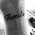 Semplicemente famiglia. Uno deo tattoo più semplici per celebrare l'amore famigliare è sicuramente il nome dei cari. Foto di passionetattooSemplicemente famiglia. Uno deo tattoo più semplici per celebrare l'amore famigliare è sicuramente il nome dei cari. Foto di passionetattoo