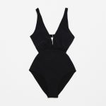 Un costume intero basico, con scollo all'americana e total black, di ZARA