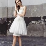 Abito da sposa corto con gonna ampia in tulle
