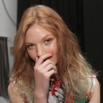 Manicure arancio con contrasti