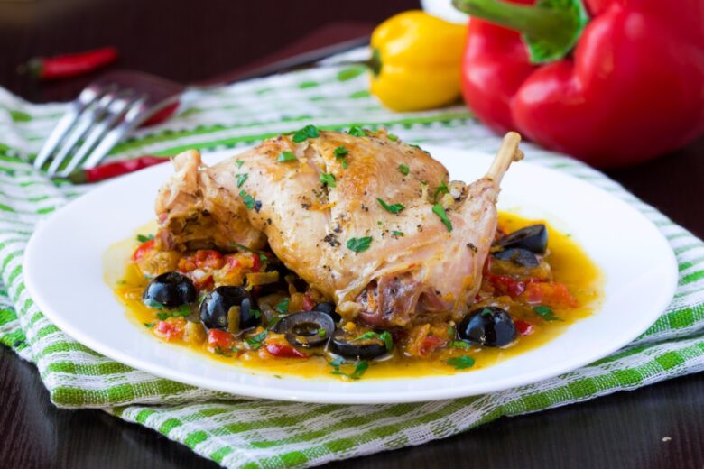 Coniglio con peperoni e olive