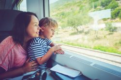 Mamma e bambino in treno