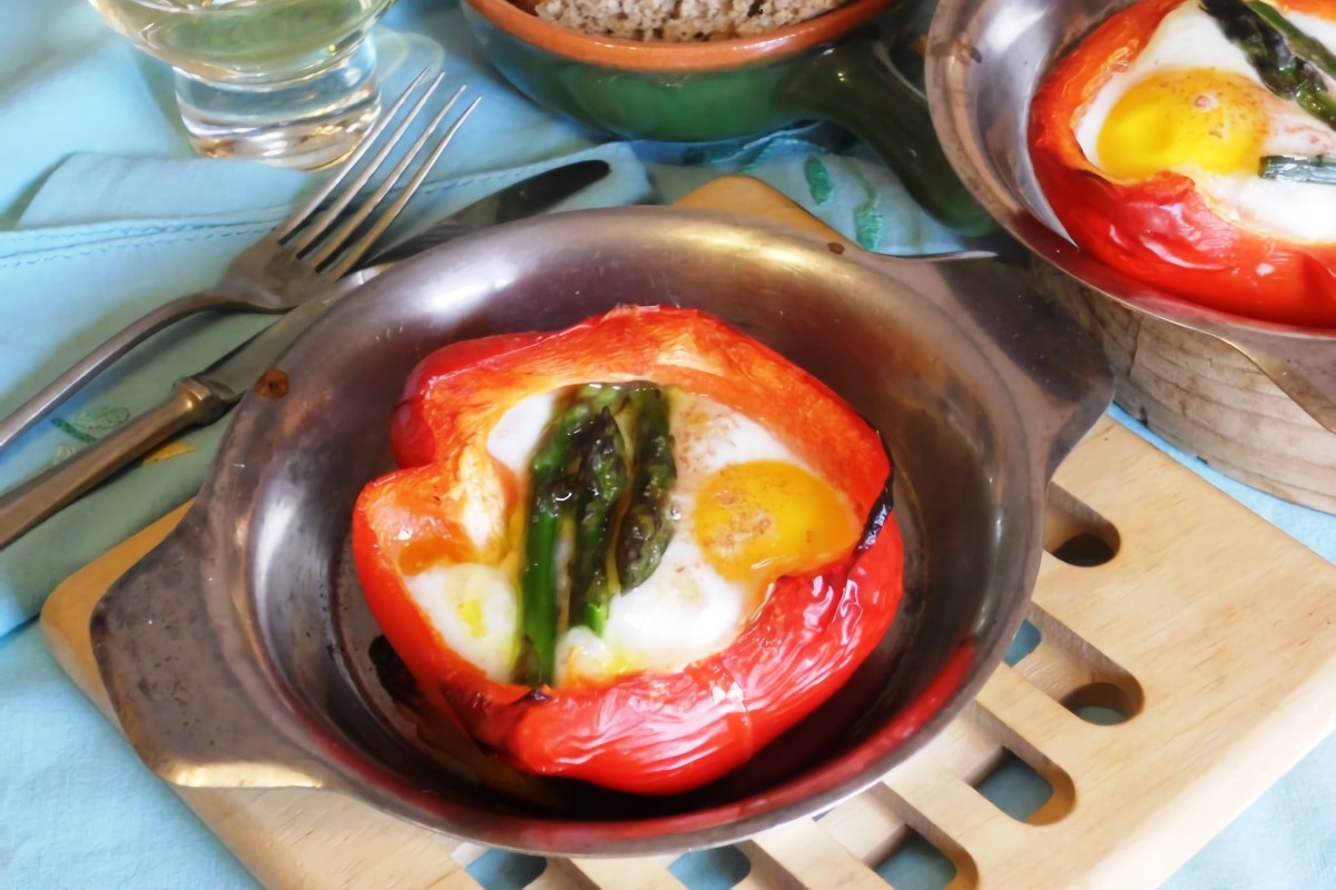 Uova e asparagi nel peperone
