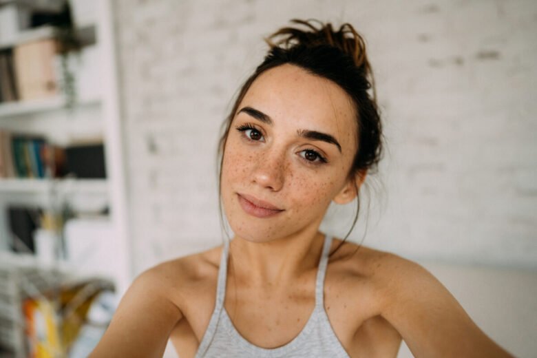 Ragazza che si scatta un selfie in casa