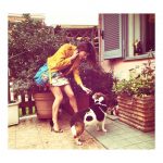 Bianca Atzei con abito corto e chiodo giallo