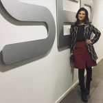 Laura Pausini con completo gonna corta e maglia