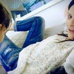 Laura Pausini con jeans e maglia con paillettes