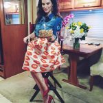 Laura Pausini con camicia di jeans e gonna colorata