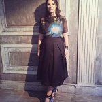 Laura Pausini con completo t-shirt e gonna