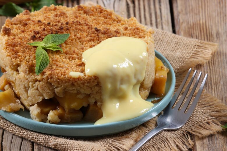 Crumble di pesche con crema al limone e meringhette