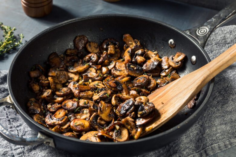 Funghi trifolati in padella