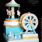 Torta tema giostra con decorazioni azzurro e oro