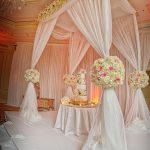Gazebo di fiori per una torta straordinaria di bridal