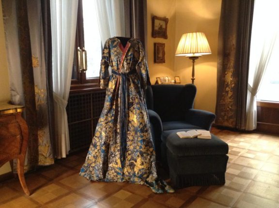 Isabelle-de-Borchgrave-abito-da-camera-di-Albertine-1900