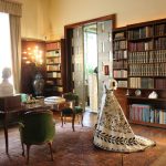 mostra-moda-di-carta-a-villa-necchi-opere-di-isabelle-de-borchgrave-abito-da-ballo-di-c-f-worth-fai