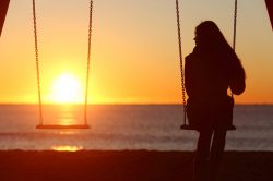 Donna al tramonto