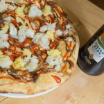pizza bianca con fiordilatte, baccalà cotto a bassa temperatura, battuta di patate condite, pinoli, chips di pomodoro e gioco di salse ©Aromi Creativi_Ferrowine