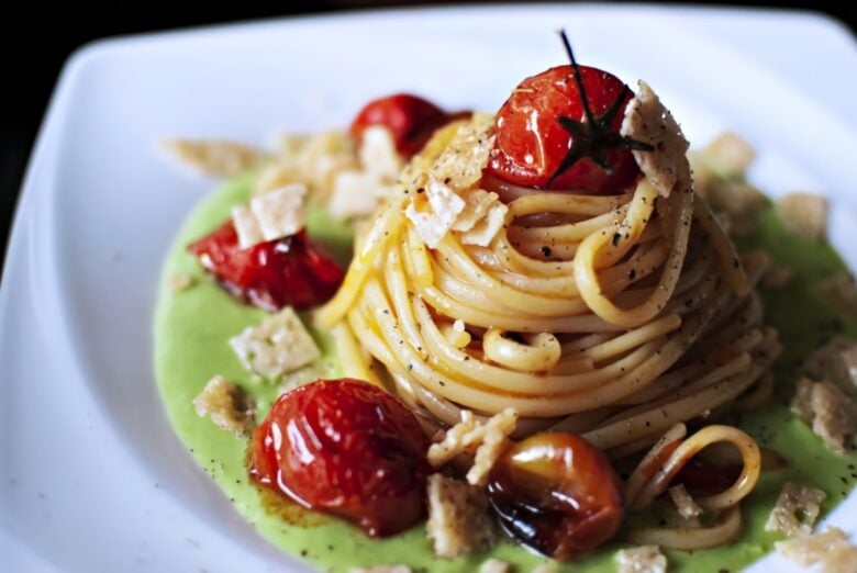 Linguine con crema di piselli pomodorini confit e parmigiano