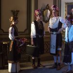 Un Re allo sbando - NIcolas III e lo staff si travestono da cantanti bulgare