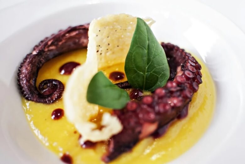 Polpo con crema alla zucca e cialda croccante di grana