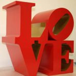 Robert Indiana Love 1966-1999 Scultura, alluminio policromo (red and gold), 91,5x91,5x45,75 cm. AP 3/4. Courtesy: Galleria d'Arte Maggiore, G.A.M., Bologna, Italia. © Robert Indiana by SIAE 2017
