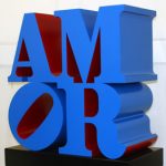 Robert Indiana Amor 1998 Scultura, alluminio policromo (blue and red), 104x96,5x50,8 cm. Ed. 3/6 Courtesy: Galleria d'Arte Maggiore, G.A.M., Bologna, Italia © Robert Indiana by SIAE 2017