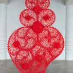 Joana Vasconcelos Coração Independente Vermelho #3 (PA) [Red Independent Heart #3 (AP)] 2013 Posate di plastica traslucida, ferro verniciato, catena di metallo, motore, alimentatore, installazione sonora Canzoni eseguite da Amália Rodrigues: Estranha Forma de Vida [Strange Way of Life] (Alfredo Rodrigo Duarte/Amália Rodrigues), Maldição [Curse] (Joaquim Campos da Silva/Armando Vieira Pinto), Gaivota [Seagull] (Alain Oulman/Alexandre O'Neill). Authorized by IPLAY - Som e Imagem/(P) Valentim de Carvalho 345x200x80 cm Courtesy: Fundação Joana Vasconcelos, Lisbon Photo credit: DMF, Lisbon/©Unidade Infinita Projectos © Joana Vasconcelos Baptist by SIAE 2017