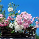 cestino con fiori per allestimento