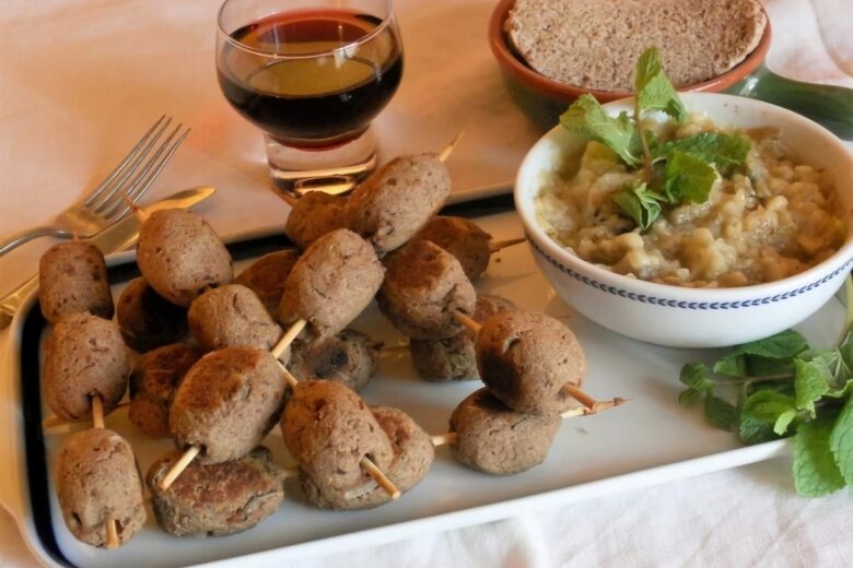 Spiedini di polpette con crema di melanzane