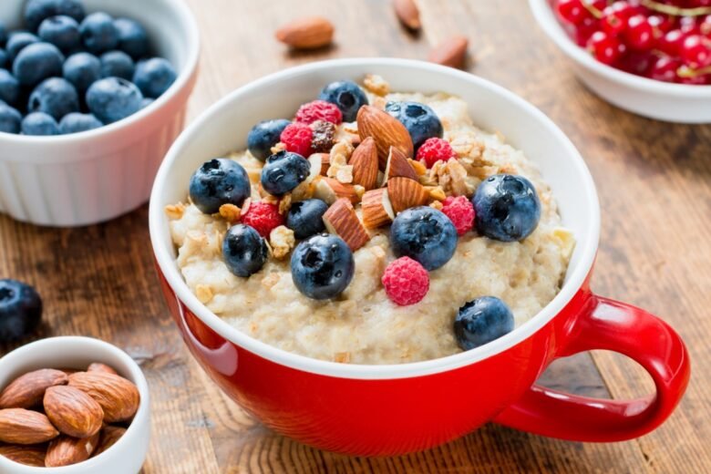 il porridge all'inglese con frutta fresca