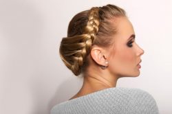 Lo chignon è un hairstyle romantico, elegante e sofisticato che può essere sfoggiato in qualsiasi occasione.