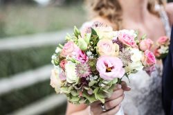 Bouquet da sposa: peonie, rose e tante altre idee