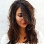 Taglio lungo scalato con frangia laterale