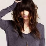 Taglio lungo scalato con frangia