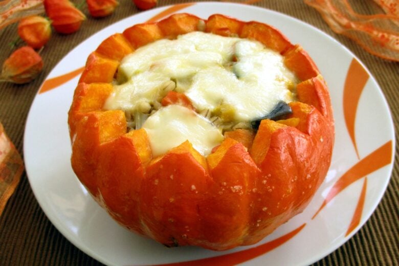 Zucca ripiena di formaggio al forno