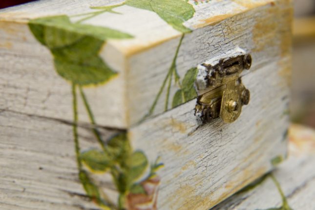 Scatolina in legno personalizzata con il decoupage