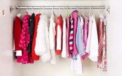 Un armadio ordinato può facilitare la ricerca dei vestiti.