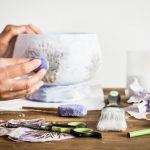 La tecnica di decoupage per personalizzare un contenitore