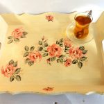 Vassoio di legno impreziosito con rose