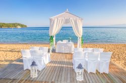 Cerimonia sulla spiaggia con gazebo