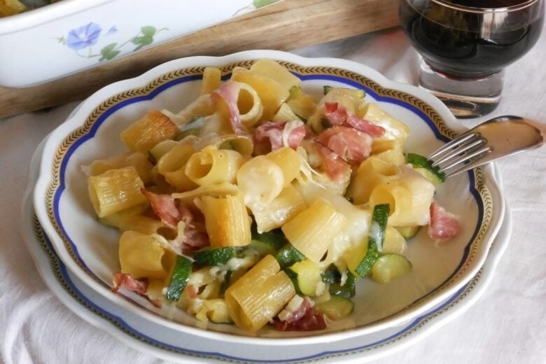 Pasta al forno con zucchine, speck e pecorino
