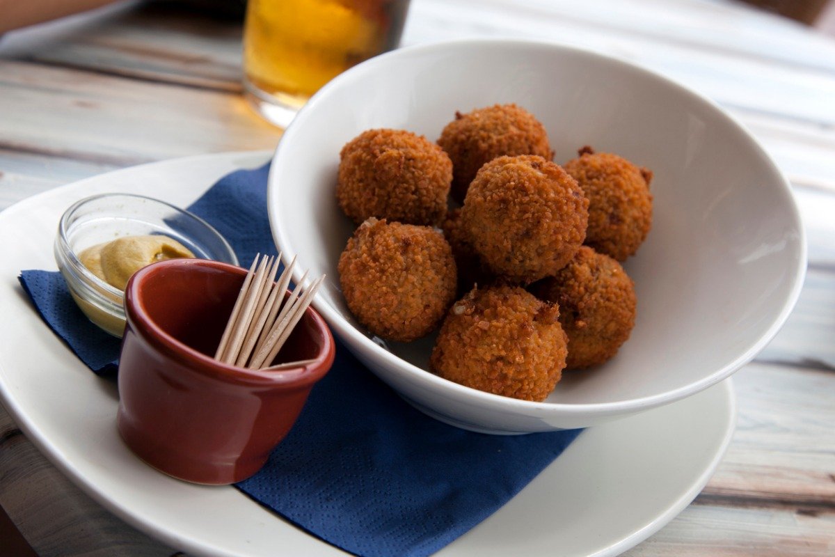 Polpette di quinoa alla curcuma con radicchio e noci
