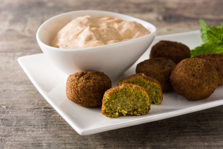 Polpette di quinoa con salsa di pomodori secchi e yogurt greco