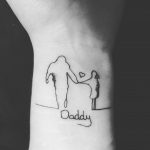 Tatuaggio papà - Fonte Instagram @tattoos_by_carly.