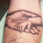 Mano nella mano - Fonte Instagram @daynanortontattoo.