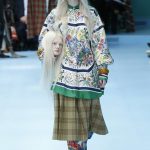 Modella con testa mozzata per Gucci alla MFW FW 2018