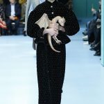 Modella con drago per Gucci alla MFW FW 2018